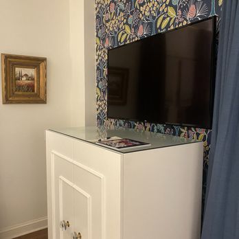 Old Capitol Inn - Tv and accent wall - Hotels Near Me - Jackson, Mississippi Old Capitol Inn - Tv and accent wall - Hotels Near Me - Jackson, Mississippi