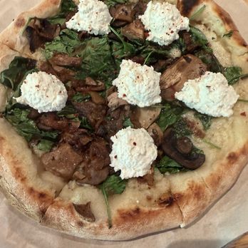 True Food Kitchen - Spinach and Mushroom Pizza - Vegetarian Near Me - Pasadena, California