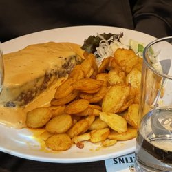 Balkan-Grill - Rumpsteak (300 Gramm) mit Bratkartoffeln. Eins der besten Steaks was ich je gegessen habe. Bratkartoffeln ein Traum