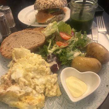 YADA YADA breakfast club - Goat cheese scramble, lox bagel, green smoothie - Breakfast & Brunch Near Me - Berlin, BE