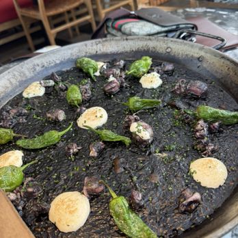 Martinez - Arroz negro con sepionetas, pimientos de padron y muselina - Seafood Near Me - Barcelona, B Martinez - Arroz negro con sepionetas, pimientos de padron y muselina - Seafood Near Me - Barcelona, B