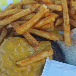 PV Shack Foodtruck - Chesseburger with fries