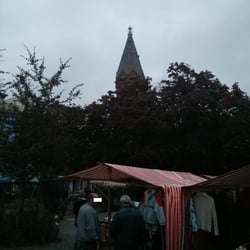 Trödelmarkt Marheinekeplatz - Flohmarkt Marheineckeplatz mit Passionskirche