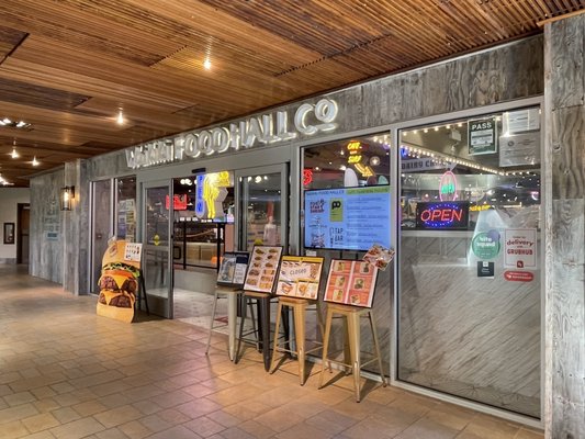 Royal Hawaiian Center by null