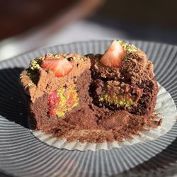 Juliebird Bakery - Strawberry Dubai Chocolate Cupcakes