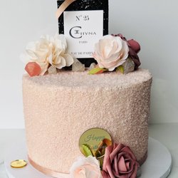 Mimi's Sweet - Custom cake design for a glamorous birthday