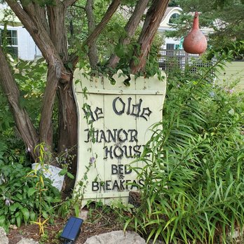 Ye Olde Manor House - Garden signage. - Bed & Breakfast Near Me - Elkhorn, Wisconsin