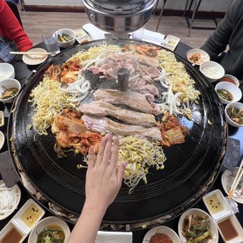 Tong Sam Gyup Goo Yi - Big cast iron grill - Korean Near Me - Flushing, New York