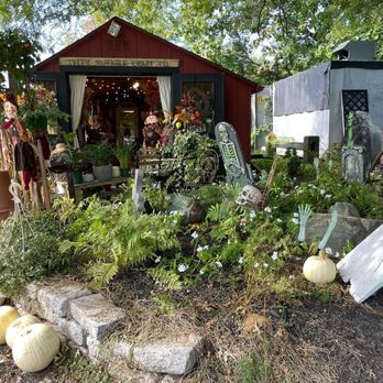 B & B Flower Farm - The exterior of the craft shop - Ice Cream & Frozen Yogurt Near Me - West Haven, Connecticut