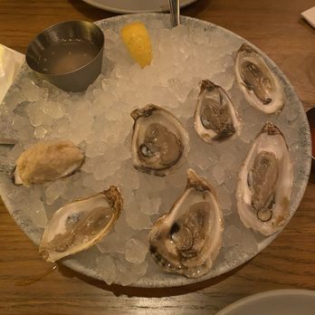 Earls Kitchen + Bar - Oysters - Cocktail Bars Near Me - Honolulu, Hawaii