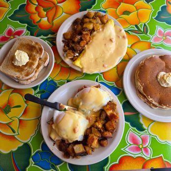 The Omelettry - CHILI CON QUESO  BURNET ROAD BENEDICT BUTTERMILK PANCAKES - American Near Me - Austin, Texas