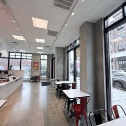 bb.q Chicken Union - Dining area