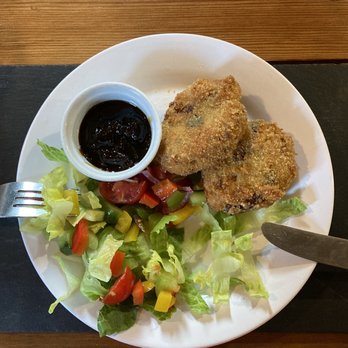 White Hart Inn - Glamorganshire cakes (cheese & potato patties) with red onion marmalade - Pubs Near Me - Cardigan, CGN