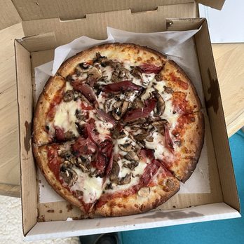 Martolli's Hand Tossed Pizza - Gluten Free with ham & mushroom - Pizza Near Me - Ashland, Oregon