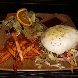 Vietal Village - Bao Burger mit Soja Patty mit Süßkartoffel-Pommes und einem gemischten Salat
