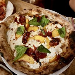 Market Pizza (Seasonal): Smoked Mozz, Peaches, Prosciutto, Basil, honey drizzle! Excellent.
