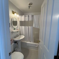 Hotel Lakeside - Nice bathroom cleanest room. I Thought about sleeping in the bath tub because the spiders everywhere else were freaking me out!