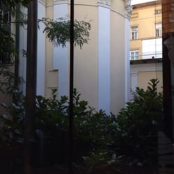 Rudolfinerhaus-Privatkrankenanstalt - View on the outside garden