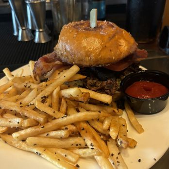 Notch Eight Craft House - Burnt ends turkey blt - Cocktail Bars Near Me - Jim Thorpe, Pennsylvania