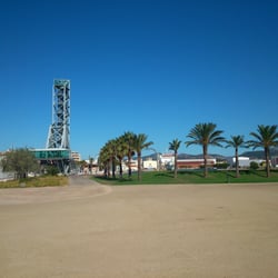 Parc de la Navale - Le pont levant au fond, reconverti en belvédère ouvert tous les jours