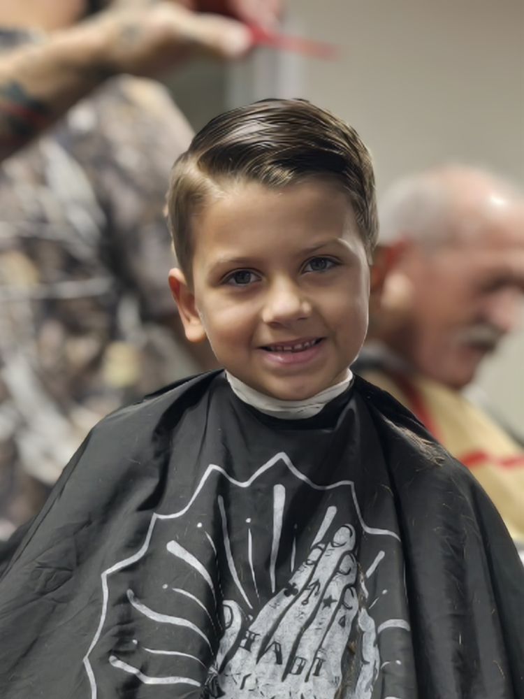 Lucky's Barber shop Logo
