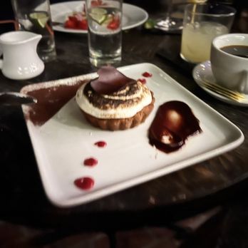 The Raymond 1886 - S'mores chocolate tarte - New American Near Me - Pasadena, California The Raymond 1886 - S'mores chocolate tarte - New American Near Me - Pasadena, California