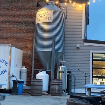 Bateau Brewing - Lots of seating overlooking the river (admittedly the river is not in this shot). - Breweries Near Me - Gardiner, Maine Bateau Brewing - Lots of seating overlooking the river (admittedly the river is not in this shot). - Breweries Near Me - Gardiner, Maine