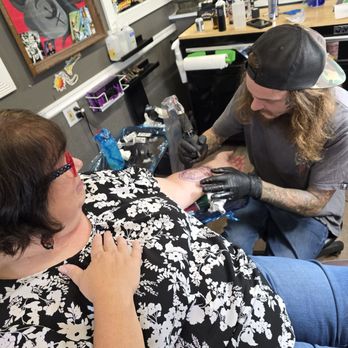 Read Em and Weep Tattoos and Piercing - Tattoo Near Me - Cincinnati, Ohio Read Em and Weep Tattoos and Piercing - Tattoo Near Me - Cincinnati, Ohio