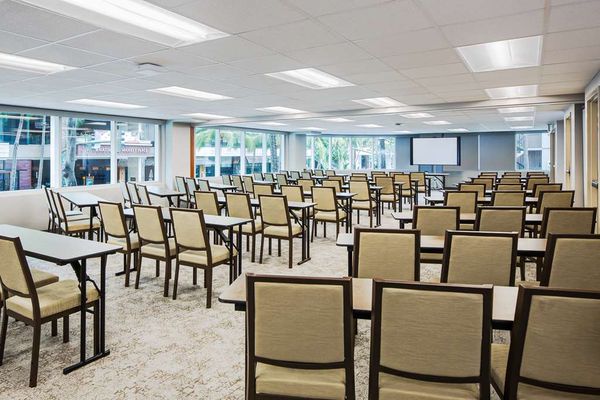 Hilton Garden Inn Waikiki Beach by null