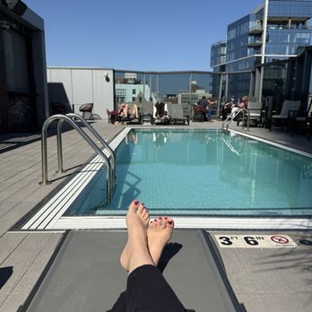 Viceroy Chicago - Rooftop pool - Hotels Near Me - Chicago, Illinois