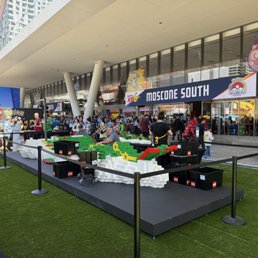 Building a Lego Rayquaza at Pokémon Worlds at Moscone