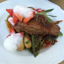 Quer Beet - Rindersteak mit Vanille-Erdbeerschaum