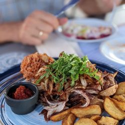 Kytaro - Gyros mit gerösteten Zwiebeln (#431) - gyros, roasted onions, potato wedges and tomato rice