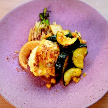 HABILE. - Pavé de queue de lotte de petit bateau rôti aux safran et à l'huile d'olive avec du fenouil , des courgettes et citron confits, un peu de pi - Restaurants Near Me - Paris, 75