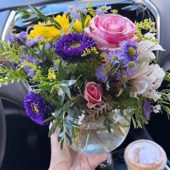Blooming Gals Flower Shop - This is the arrangement - Florists Near Me - Corona, California Blooming Gals Flower Shop - This is the arrangement - Florists Near Me - Corona, California