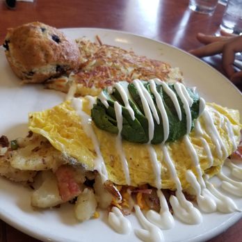 Broken Yolk Cafe - Califonia omelette, side of hashbrowns, and blueberry muffin - American Near Me - Temecula, California