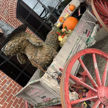 Frankenmuth Brewery - Fall decor - American Near Me - Frankenmuth, Michigan Frankenmuth Brewery - Fall decor - American Near Me - Frankenmuth, Michigan