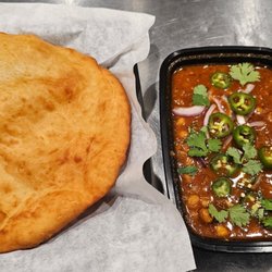 Tandoori Pizza - Cholay,bhatura