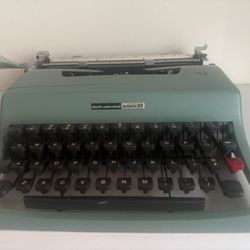 Gramercy Typewriter - Olivetti Underwood Lettera 32