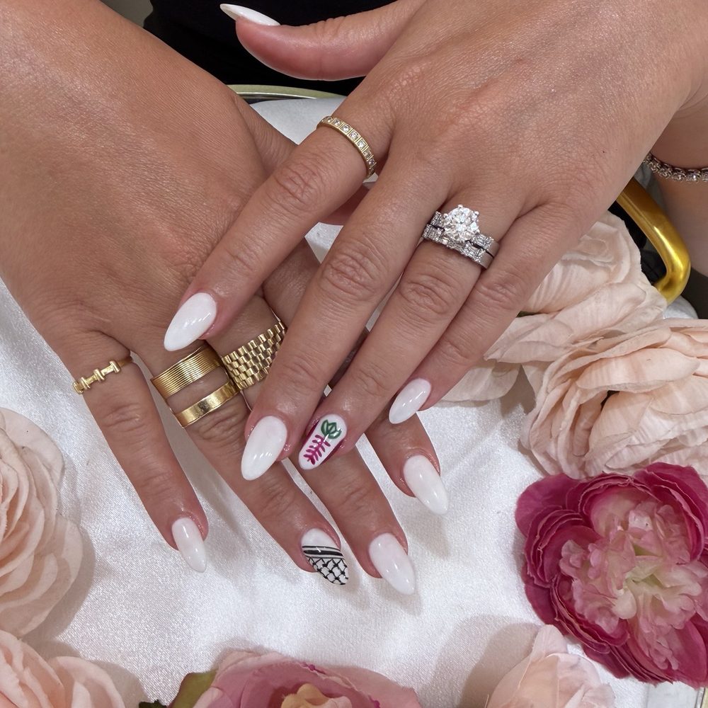 Le Petit Salon - Nail Salons Near Me - Tustin, California