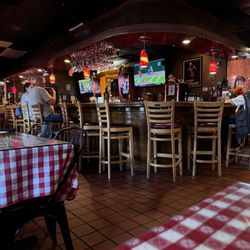 Amici's Italian Bistro - Bar area