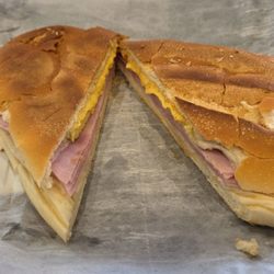 Panaderia La Viequense - Sandwich de Jamón queso y huevo.