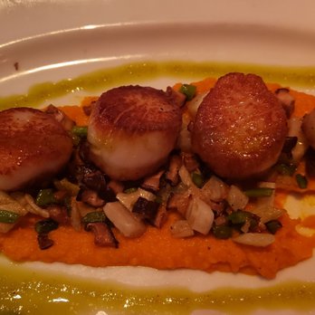 Marlow's Tavern - Scallops with fennel, mushrooms, and carrot puree. - New American Near Me - Oviedo, Florida