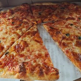 The whole pie order placed by the MKE Yelper - thin crust cheese w/ basil (11/4/22)
