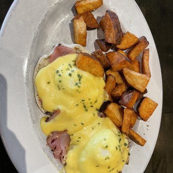 Maple Bacon Restaurant - The Cambridge Eggs Benedict - American Near Me - Plano, Texas