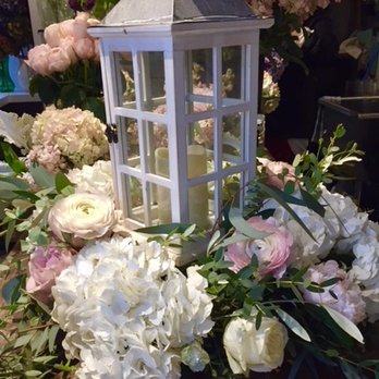 Amagansett Flowers By Beth - For centerpiece at the wedding - so gorgeous. This was taken at Beth's shop - Florists Near Me - Amagansett, New York Amagansett Flowers By Beth - For centerpiece at the wedding - so gorgeous. This was taken at Beth's shop - Florists Near Me - Amagansett, New York