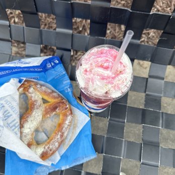 Auntie Anne's - Sour cream and onion pretzel and dragonfruit slushy - Pretzels Near Me - Queenstown, Maryland