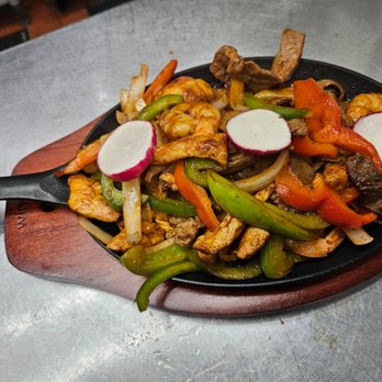 Sabor-Mex Kitchen - Fajitas Mixtas
Includes: mixed fajitas (protein varies), onions, bell peppers - Mexican Near Me - Fairfield, California Sabor-Mex Kitchen - Fajitas Mixtas
Includes: mixed fajitas (protein varies), onions, bell peppers - Mexican Near Me - Fairfield, California
