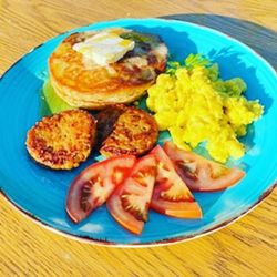 Mo Veg Shop - Banana Oat Pancakes, Chickpea Scamble, Beyond Sausages and Sliced Tomatoes