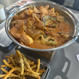 Rośe tteokbokki & Cheese Shower Fries Rośe tteokbokki & Cheese Shower Fries